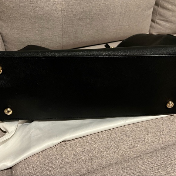 Authentic Michael Kors cross grain leather tote bag. - Picture 7 of 8